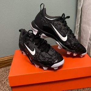 BRAND NEW Size 7.5 Womens Softball Cleats